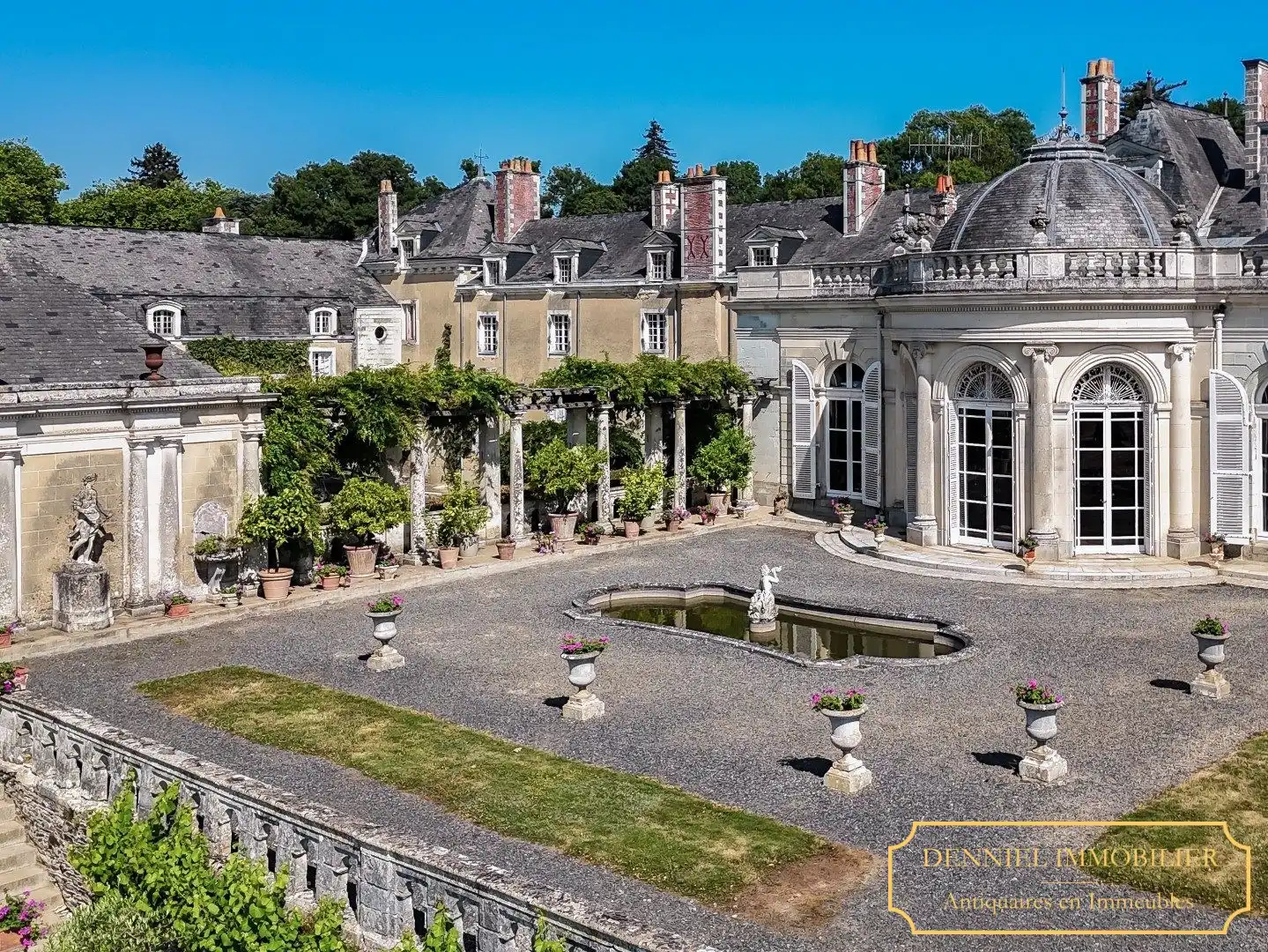 Photos Château in Anjou with private racecourse, Maine-et-Loire - 741 acres