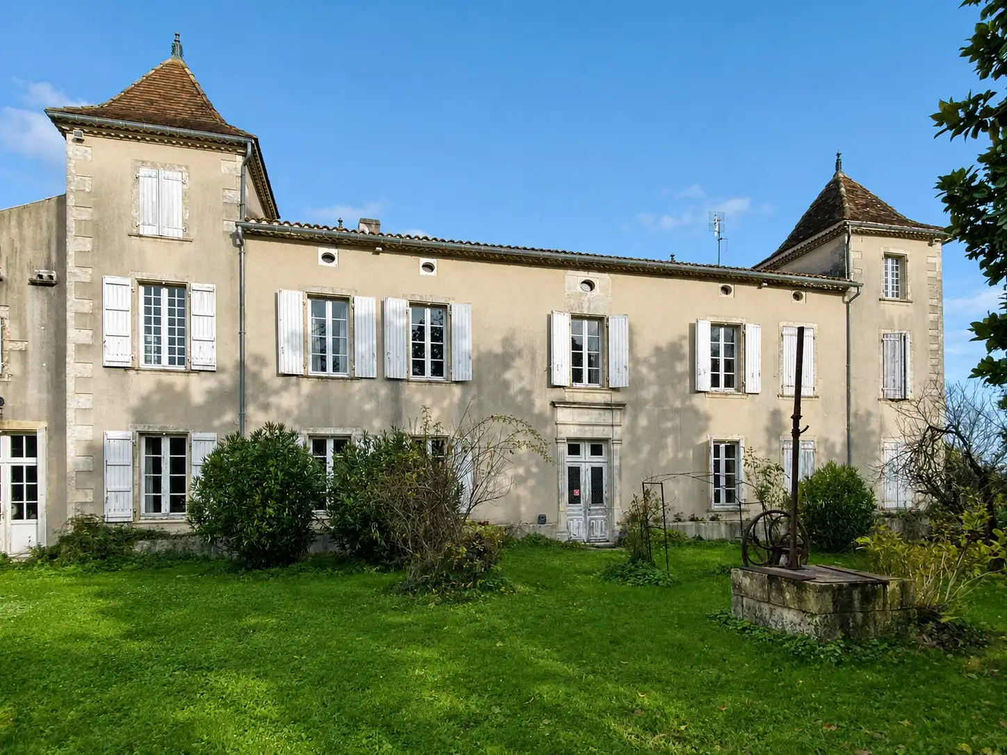 Photos Manor estate in Condéon, Charente