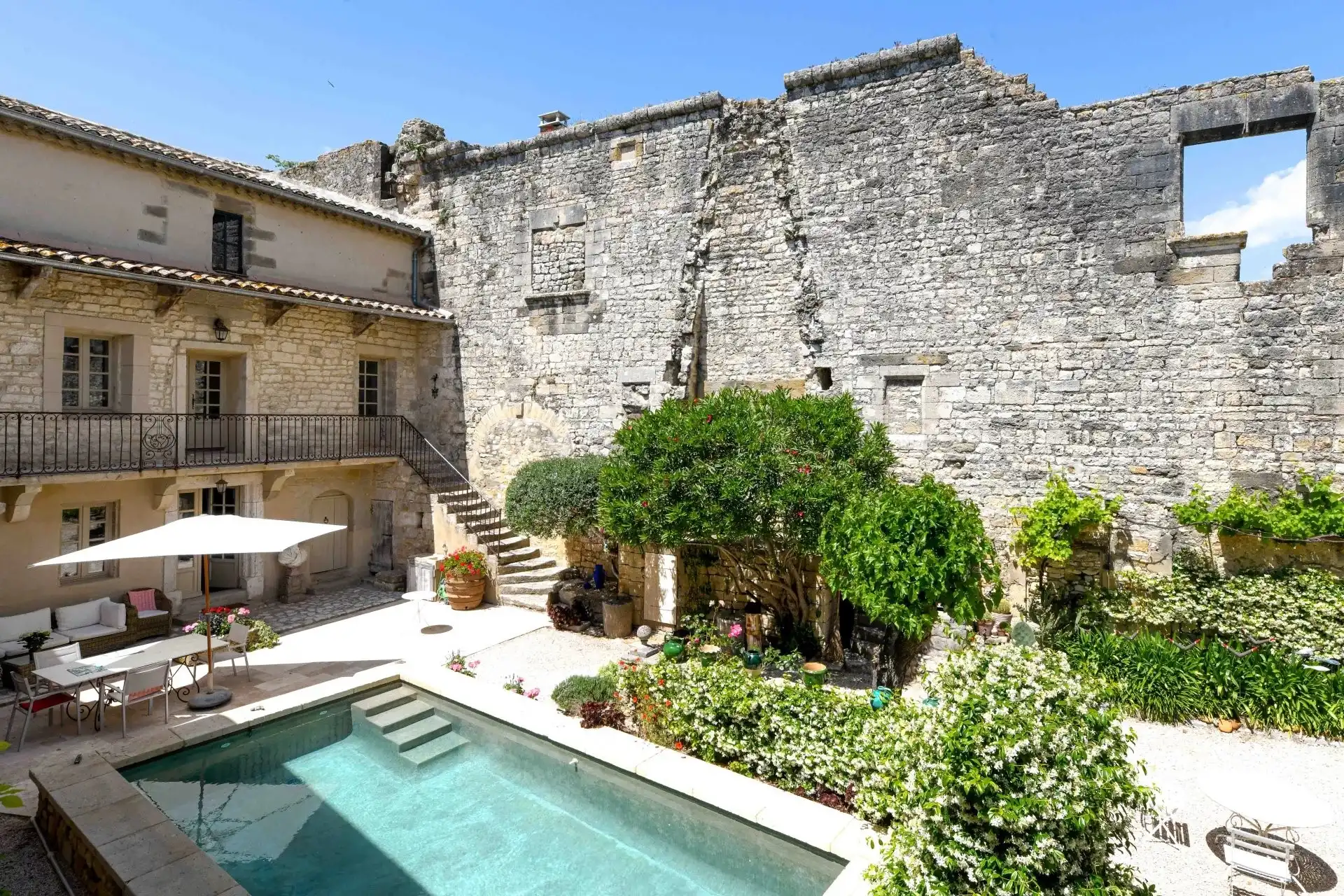 Photos Village estate with private courtyard, pool and medieval details near Uzès