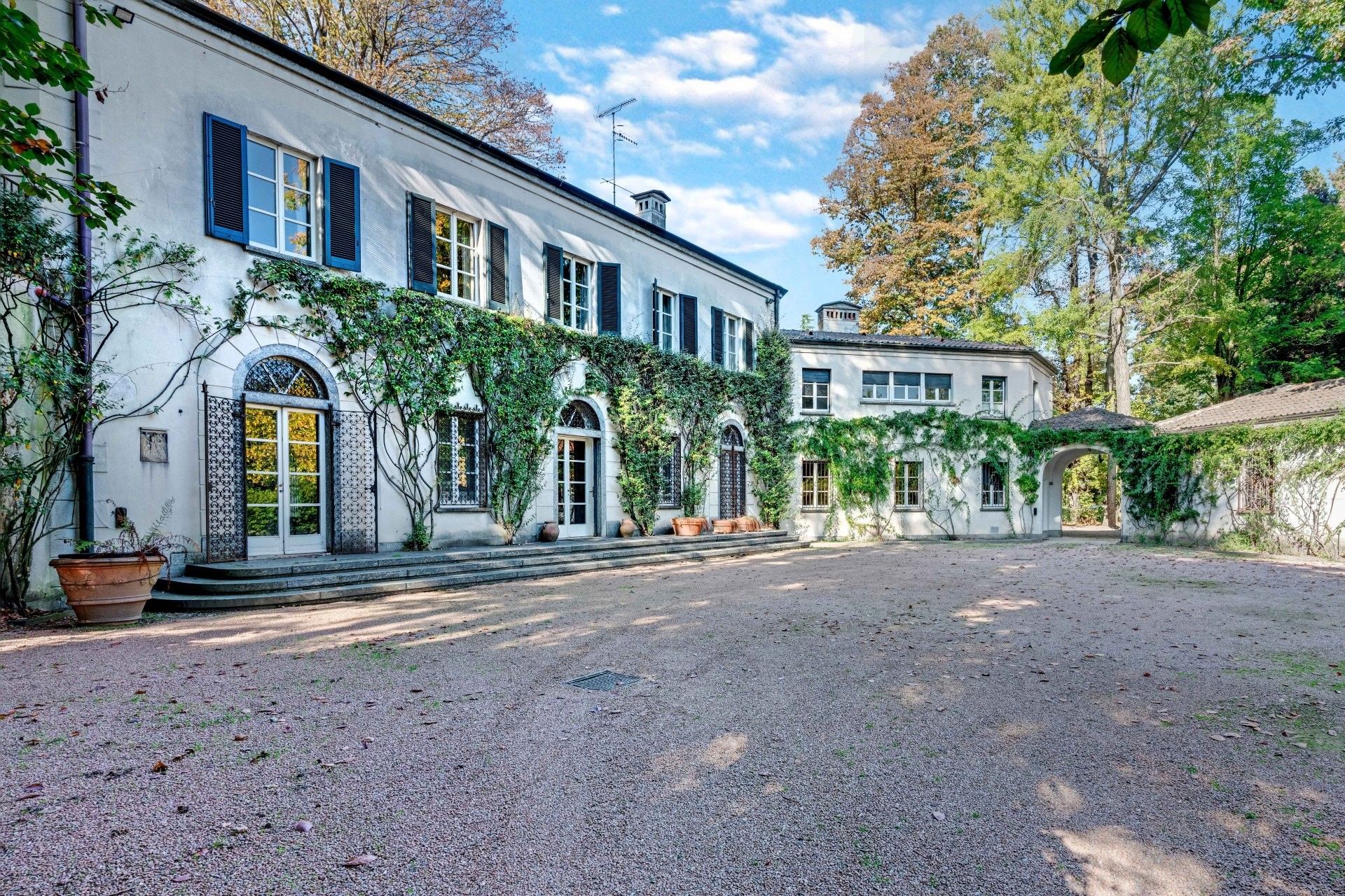 Photos Luxurious estate with centuries old park