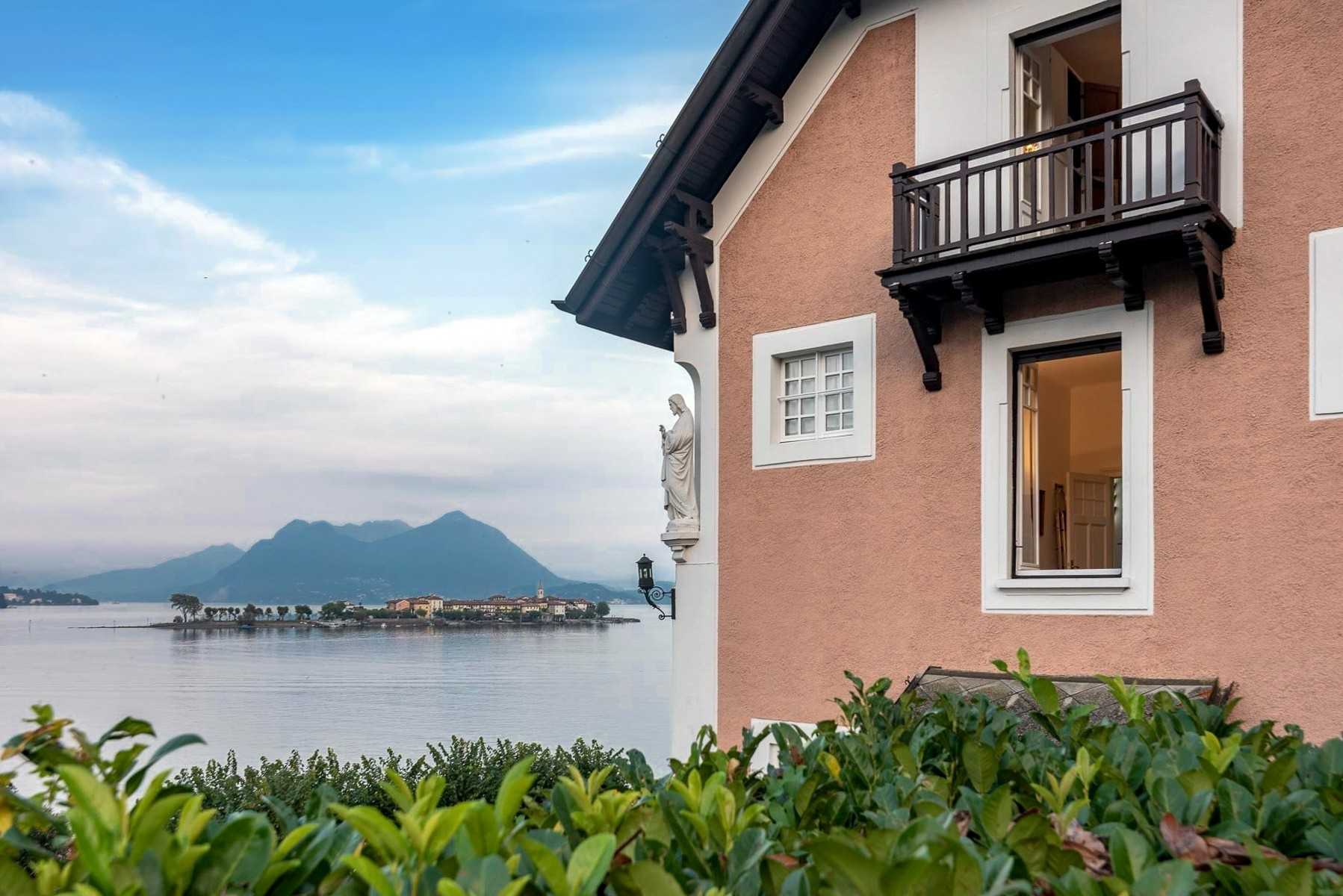 Photos Period villa in Baveno on Lake Maggiore with boat dock