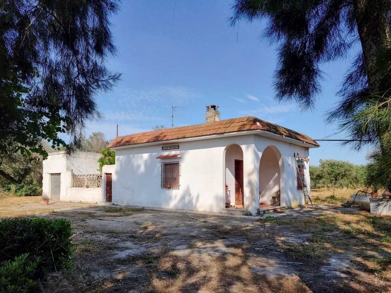 Photos Small country house in Apulia with permission to rebuild