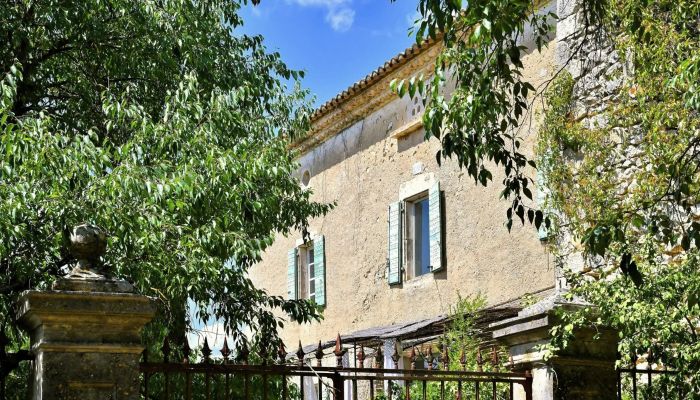 Authentic mas near Uzès with hill views, studio and guest area