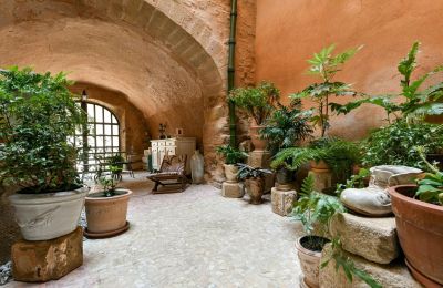 Historic property for sale Uzès, Occitania, Photo 2/32