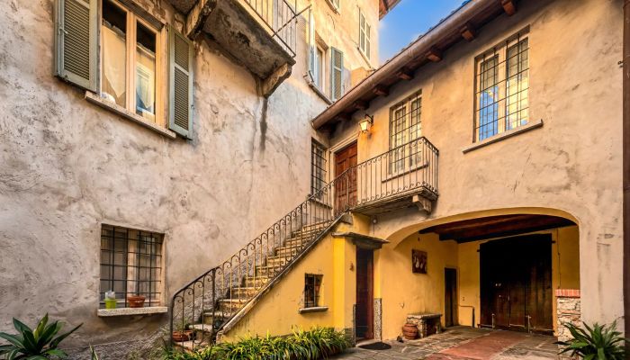 Artist's residence in the historic center of Belgirate