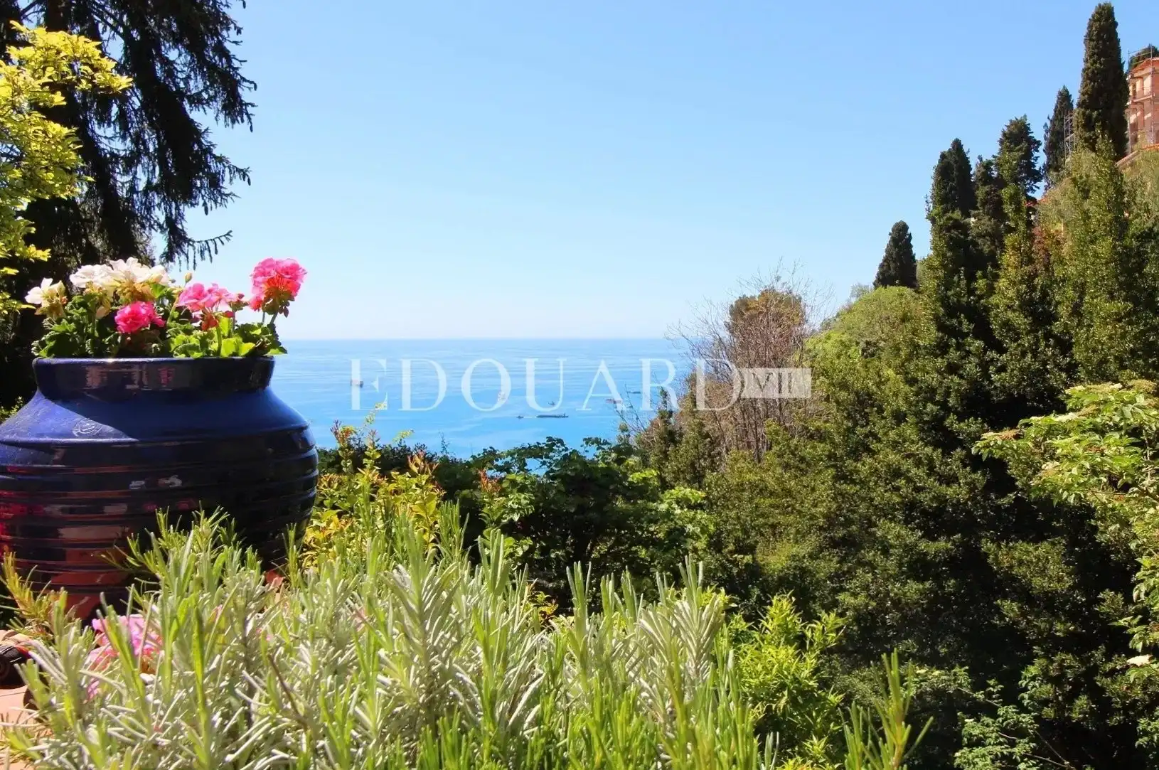 Photos Period residence in very good condition with grand terrace, garden and sea view
