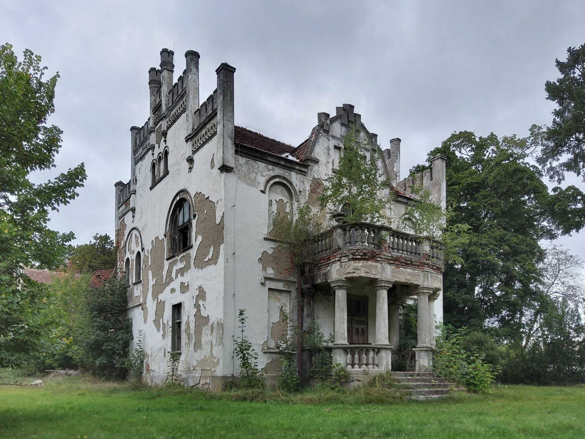 Photos Abandoned neogothic mansion in Poland