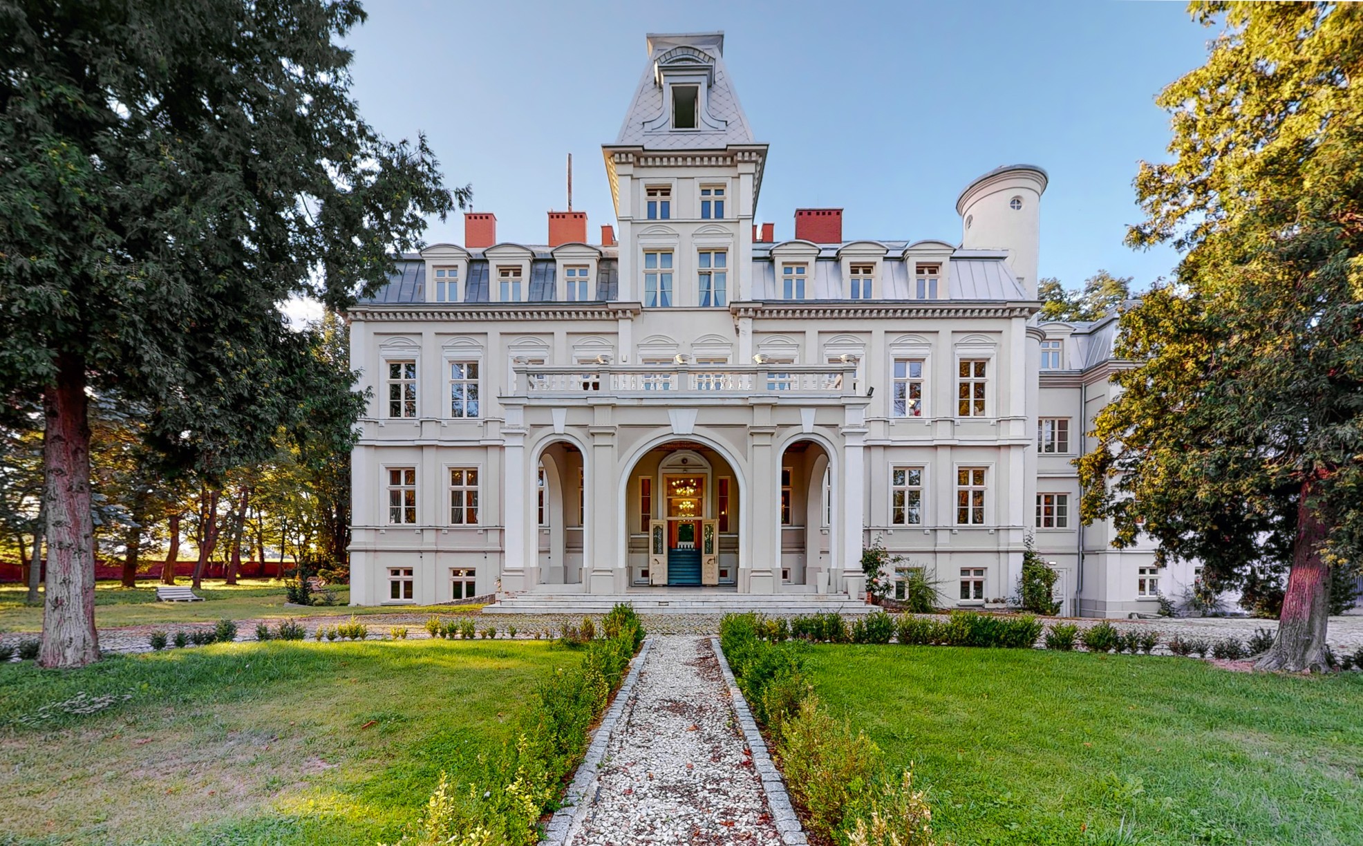 Refurbished palace in the Heart of Poland