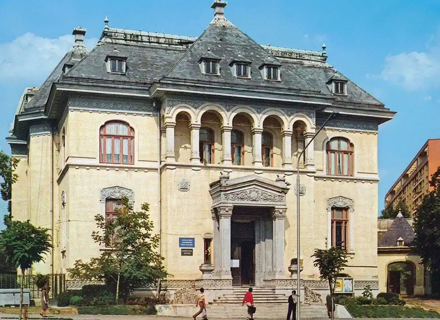 Casa Băileșteanu during its use as a courthouse in the 1990s