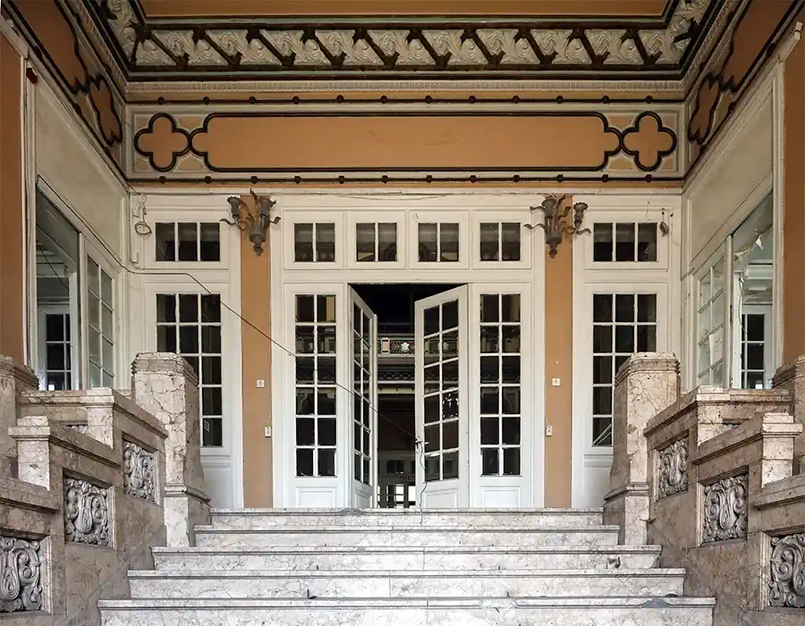 Present-day view of the entrance hall of Casa Băileșteanu