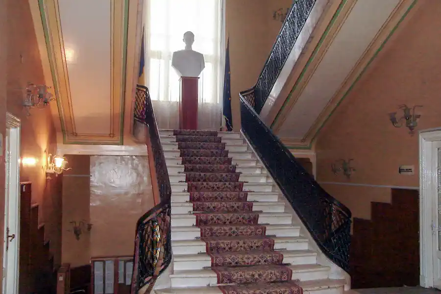 Main marble staircase in 2006 during its active use with official decor and carpet runner