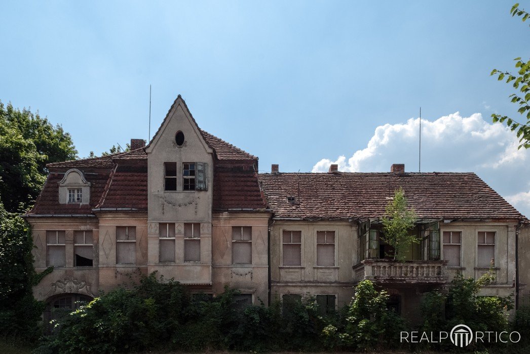 Needs Reconstruction: Listed Villa in Saxony-Anhalt, Germany