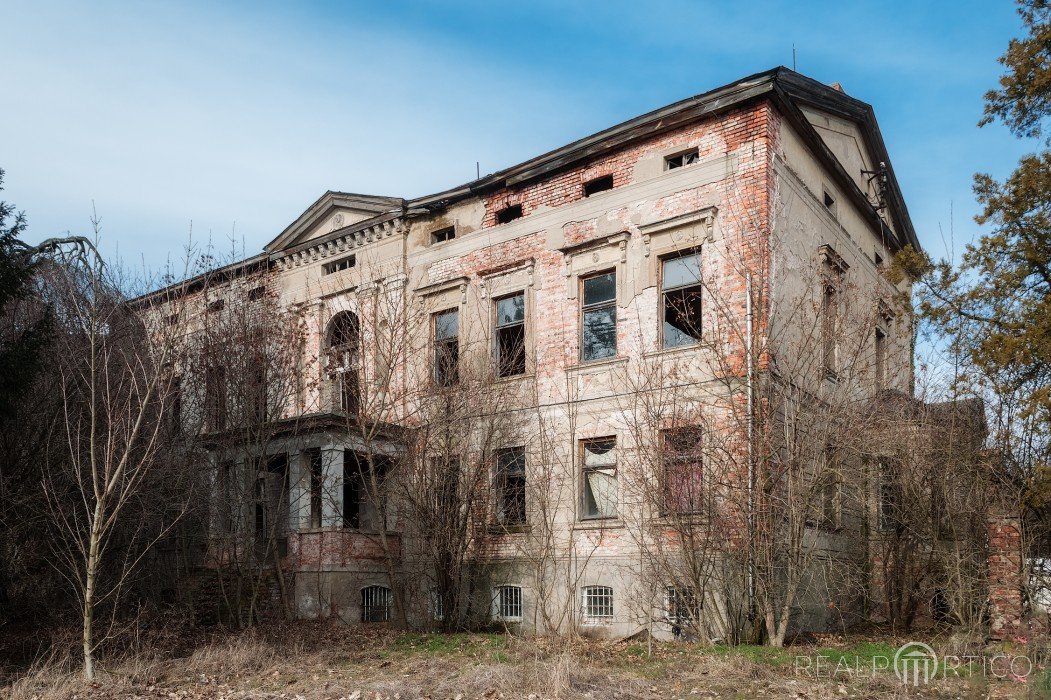 Manor in Kustrena, Kustrena