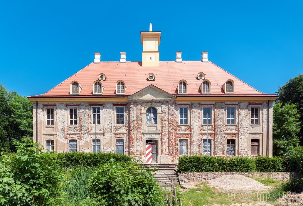 Palace in Leuben, Leuben