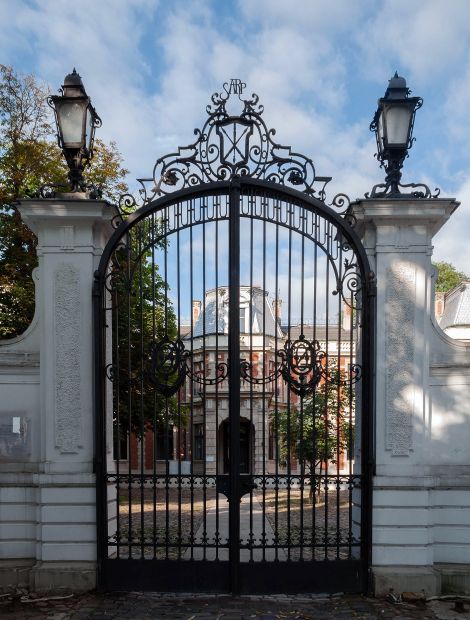 Warszawa,  Ulica Foksal - Zamoyski-Palace in Warsaw - Entrance gate