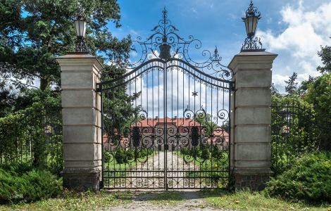Pępowo, Parkowa - Baroque Palace in Pępowo: Entrance Gate