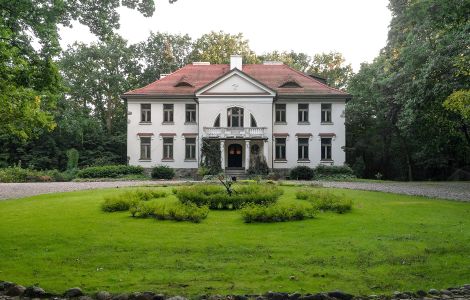Podkowa Leśna, Gołębia - Stawisko: A typical polish manor