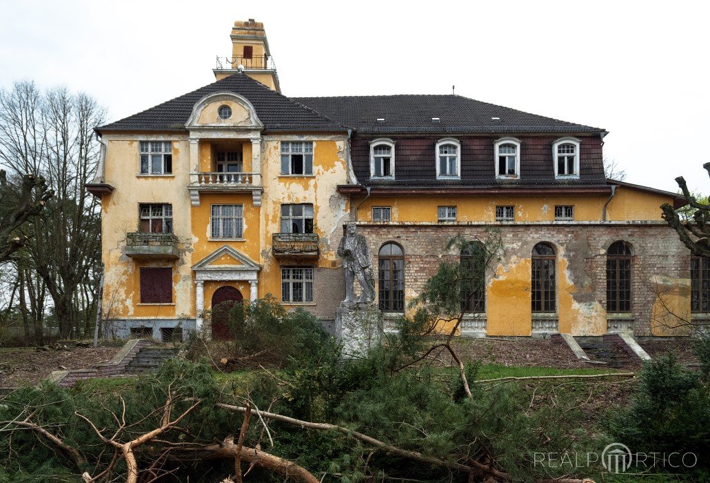 Investment properties: Former holiday home and during the cold war era officers' mess in Fürstenberg/Havel, Fürstenberg/Havel