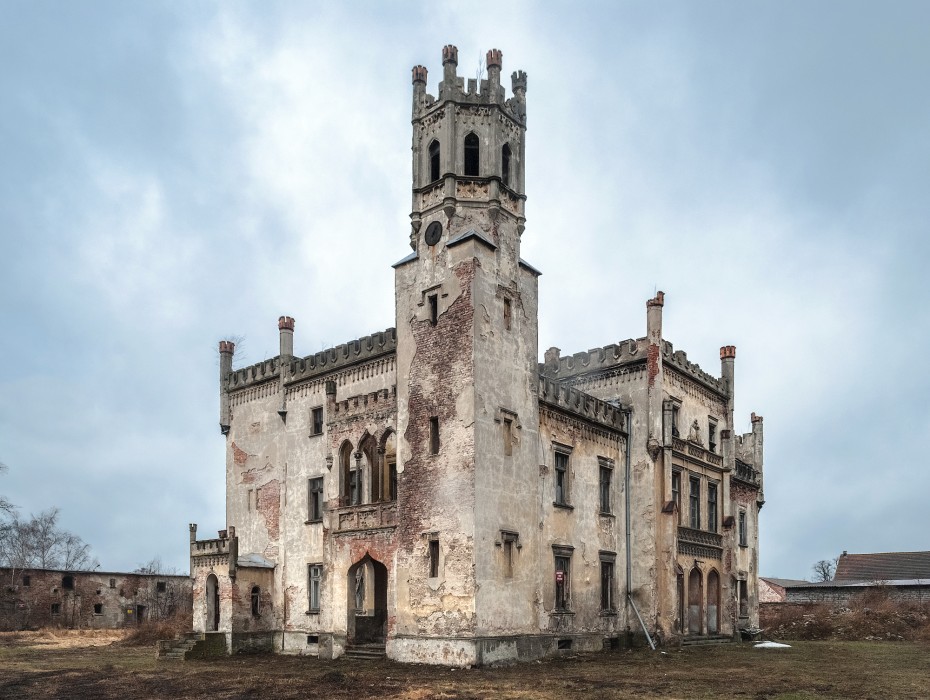 Norok manor in South-Western Poland before restoration, Narok