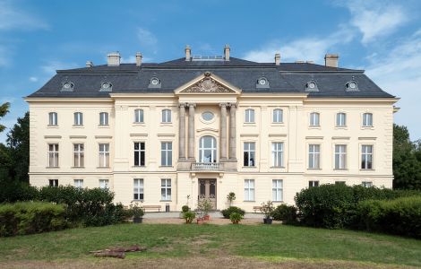 Trebnitz, Platz der Jugend - Palace in Trebnitz, Märkisch-Oderland