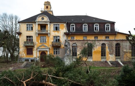 Fürstenberg/Havel, Steinförder Straße - Investment properties: Former holiday home and during the cold war era officers' mess in Fürstenberg/Havel