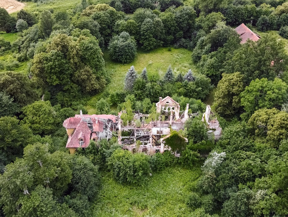 Ruin of the manor house in Mieduniszki Wielkie, Mieduniszki Wielkie
