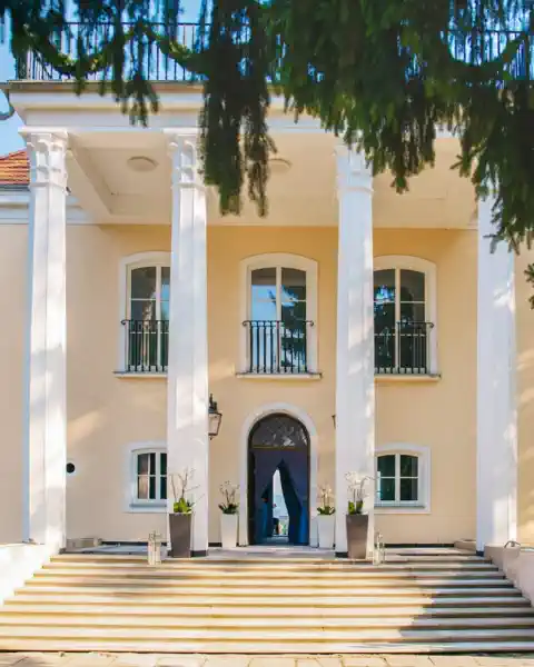 Properties in the regional and vernacular architectural style