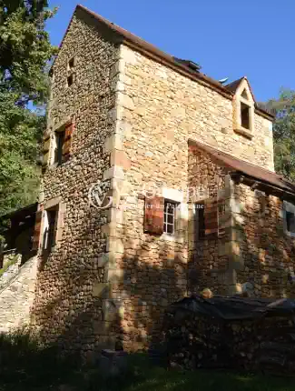 Renovated 17th-century home on 6 acres with garage, Gourdon, Occitania