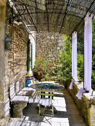 Authentic mas near Uzès with hill views, studio and guest area, Uzès, Occitania