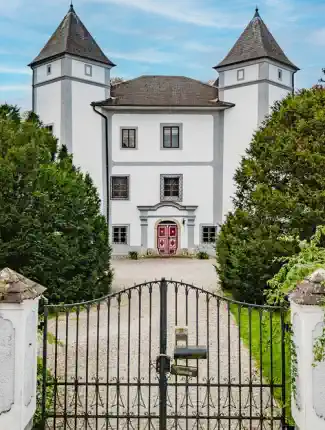 Windern Castle – Renaissance estate with garden and pool in Upper Austria