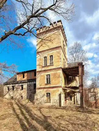 Hunting lodge from the late 18th century in Staniszów, Staniszów, Lower Silesia