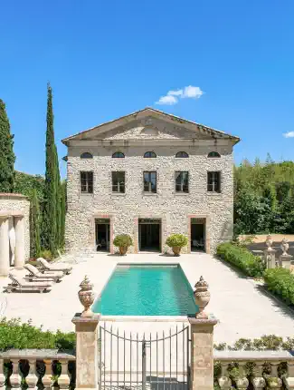 Chateau near Uzès with significant original features from several centuries, 17.3 acres