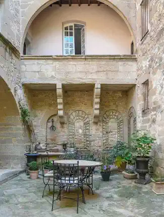 Authentic estate with courtyard and historic interiors near Uzès, Uzès, Occitania