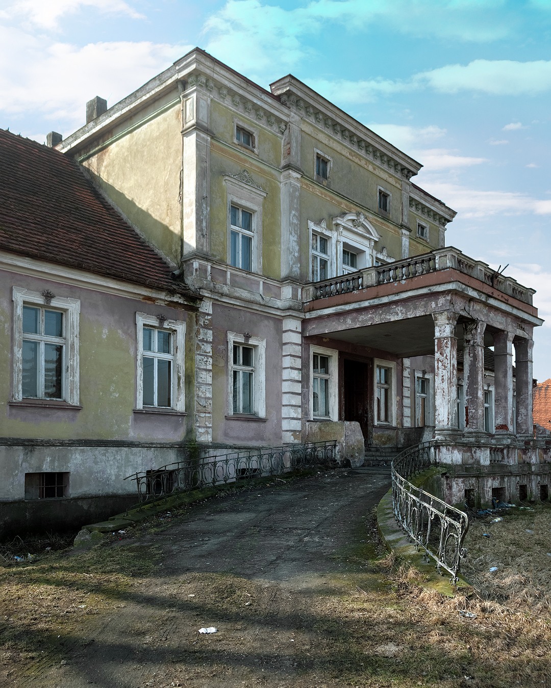 Manor in Klein Obisch, Front