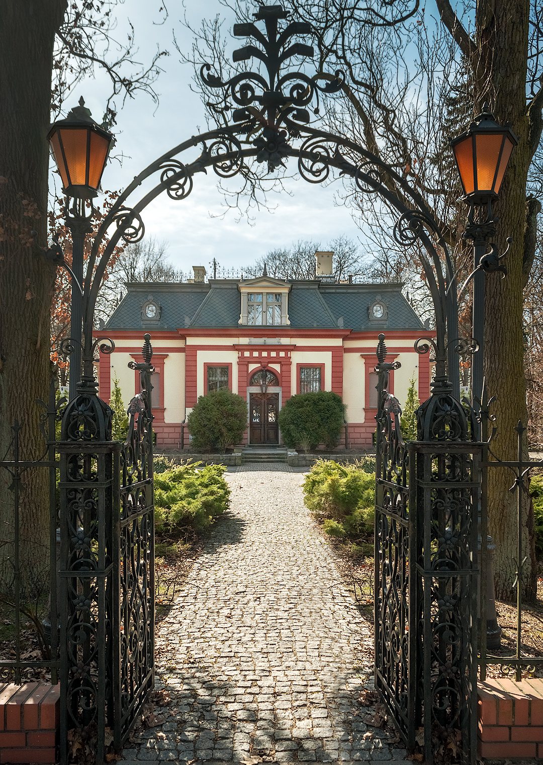 Żyrardów, villa, iron gate